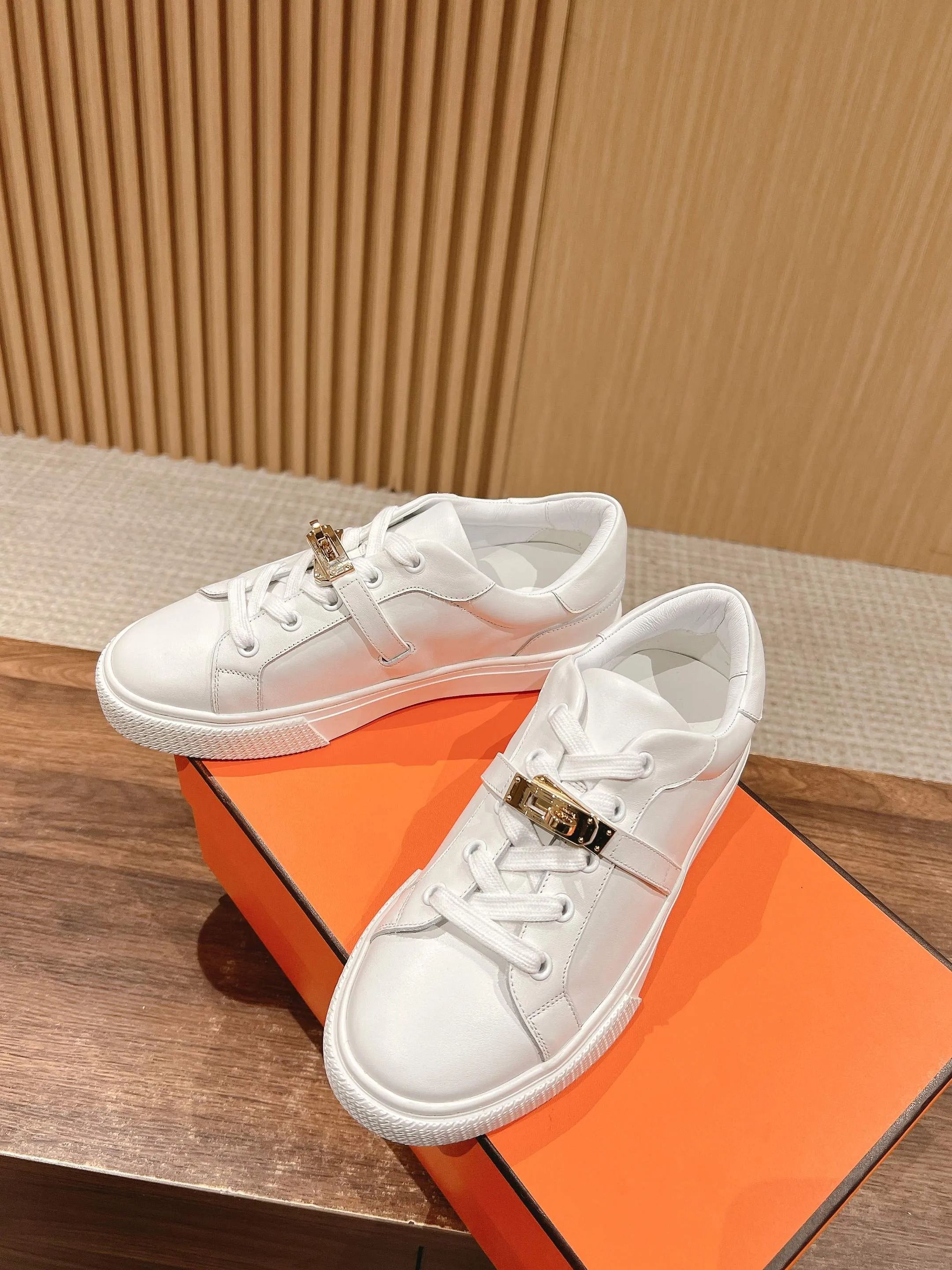 👟👟Ex-factory price 480👟👟 𝐇𝐄𝐑𝐌𝐄𝐒 Hermès classic couple style #𝐊𝐞𝐥𝐥𝐲 buckle casual white skateboard shoes. They will not conflict with shoes at all. Full of unknowns, Hermès rarely produces flat casual shoes and they are paired with classic palladium-plated Kelly shoe buckles! People will fall in love with it at first glance. It is very versatile ~ you can wear it with skirts and pants at will. 🉑️Close your eyes and look super noble. ❥ MATERIAL Specific cowhide/canvas material, sheepskin lining, original molded TPU outsole Size: 35-44